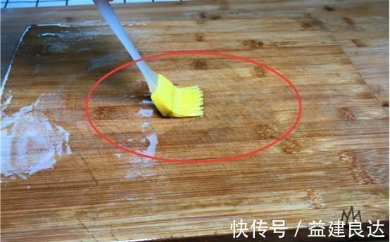 菜板脏了,万万不可用洗洁精洗,教你一招,立马干净如新还不发霉