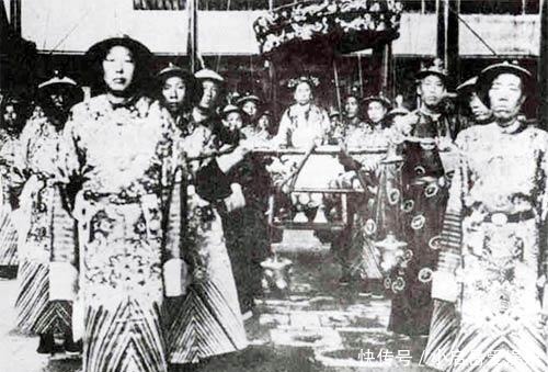 李莲英|李莲英母亲死了,满汉全席却没人敢来吃,慈禧实情