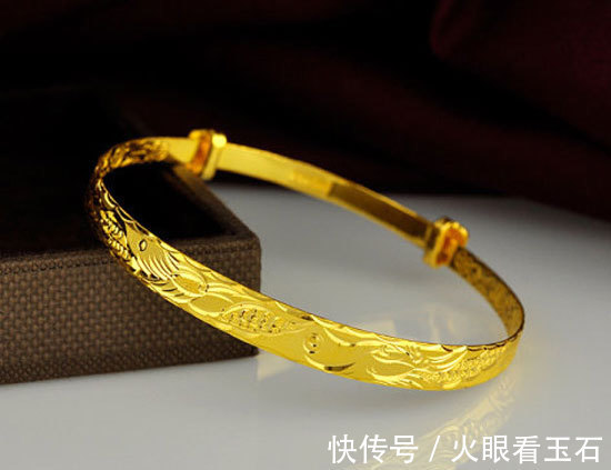 顾客 试戴黄金手镯后离开,被店员要求支付1467元矫正费,网友:不合理