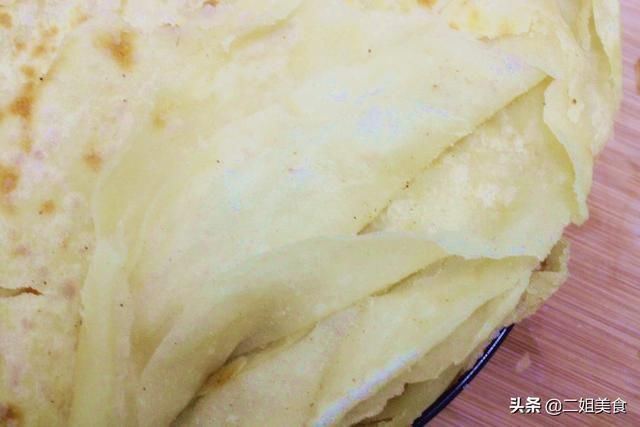 软乎|烙饼时，别只会加温水和面了，多做两步，柔软多层，皮薄有韧性