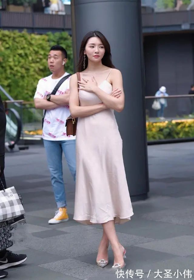 土气 美女街拍：气质极佳的打底裤搭配，精心挑选搭配的女生，遮肉又显瘦