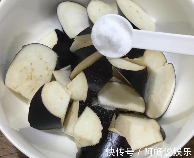 炒茄子时,教您个小技巧,茄子不吸油不发黑,绵软入味更好吃