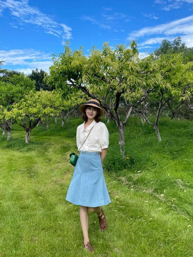 百褶裙|秋游怎么穿才高级?西装外套搭配百褶裙又飒又美,关键特别显气质