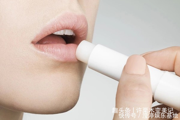 唇妆 涂口红前需要先涂润唇膏吗？多数人都搞错了，难怪唇色悄悄变深了