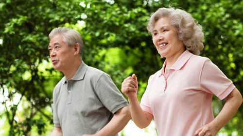 身体|老年人锻炼方法中，有3个并不合适，可能给身体练差，有人还在做