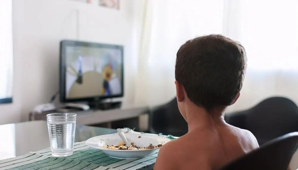 看电视|孩子3岁才能看电视？耶鲁大学的研究结果刷新你的认知，值得一看
