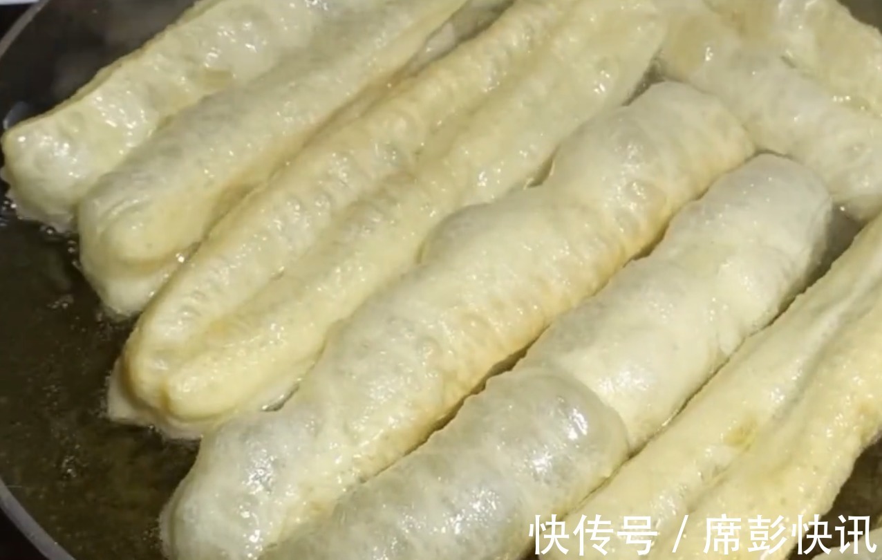 油条|原来油条这么简单，早起给家人炸一盘，外酥里嫩，个个空心