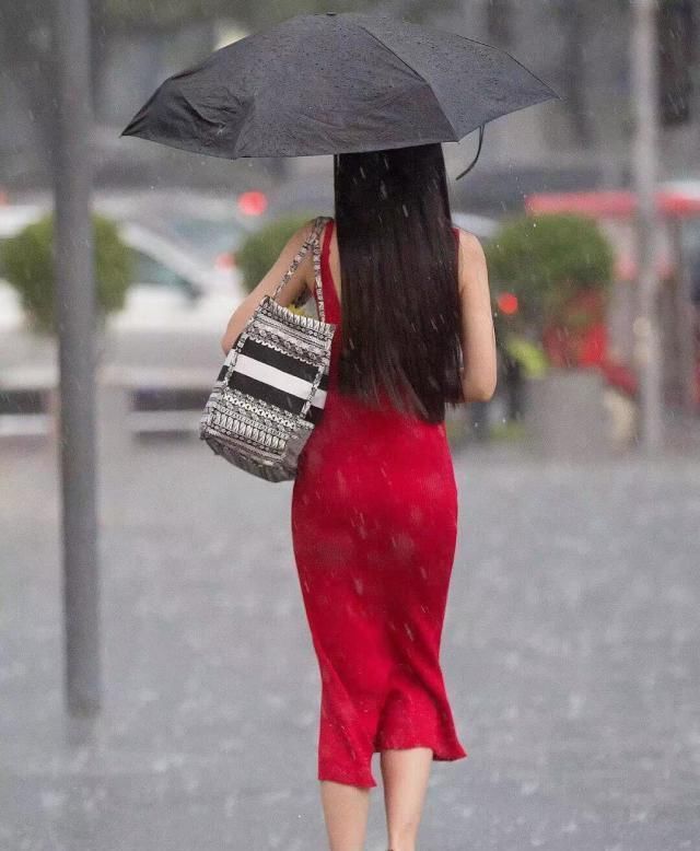 街拍小姐姐一身蓝灰色紧身长裙,低头浅笑气质唯美动人