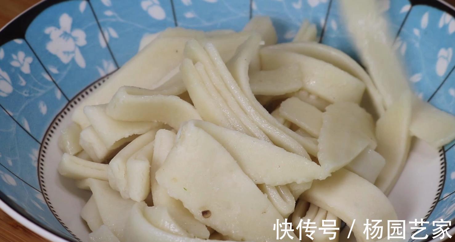 擀面皮|一碗面粉倒进滚烫开水中，瞬间变美味，好多人没吃过，高手在民间