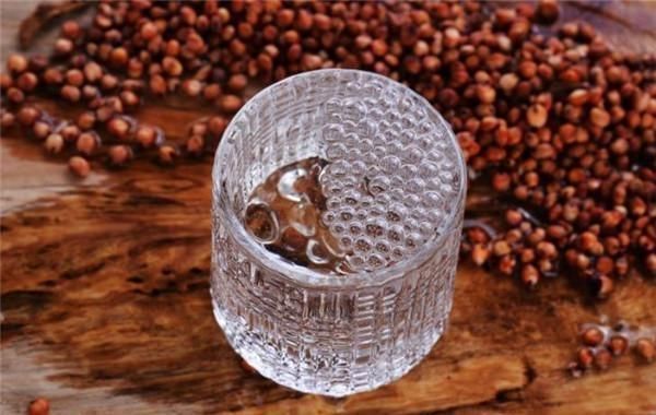 扔掉|白酒颜色变黄是怎么回事别傻傻把酒扔掉,你扔掉的是宝贝