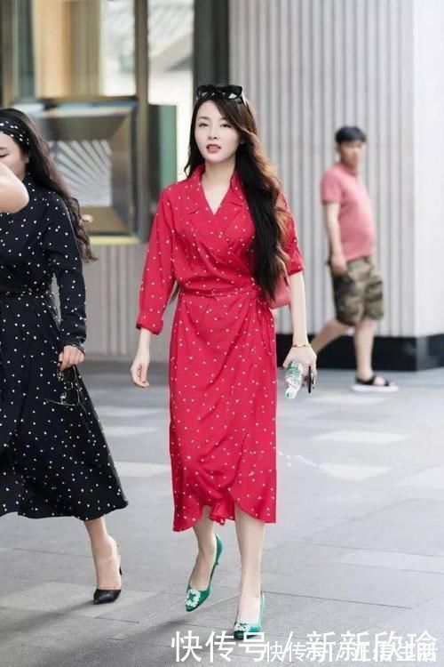 小姐姐|美女红色连衣裙搭配一双绿色小高跟鞋非常的亮眼,非常青春有活力