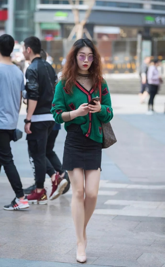 小姐姐|街拍：高跟鞋搭配短裤出街，瞬间让你拥有大长腿