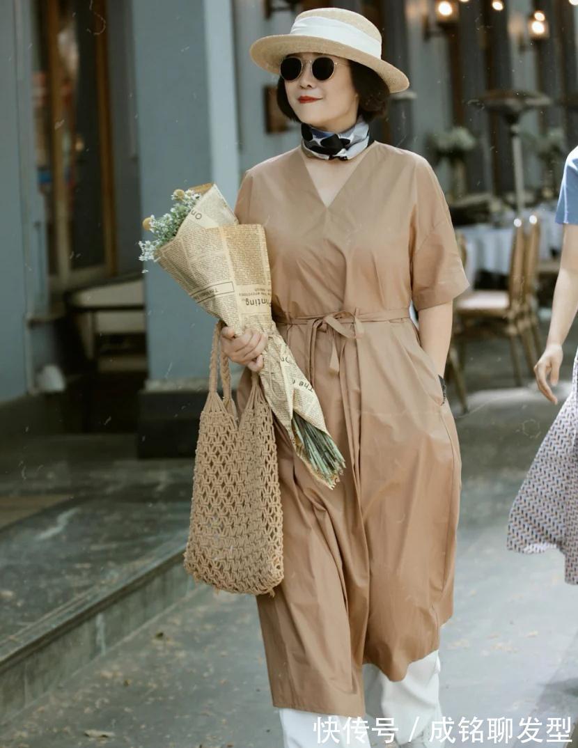 女人|女人到了中年不能放弃打扮,要穿出优雅成熟的风韵,美得与众不同