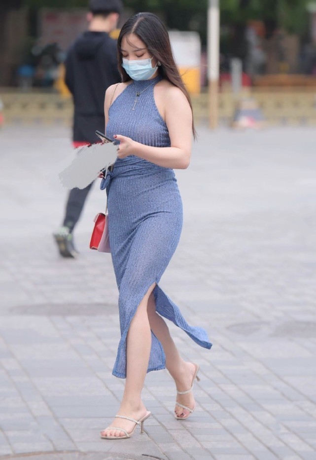 回头率 穿挂脖修身连衣裙的小姐姐,尽显“凹凸有致”的美,回头率大增