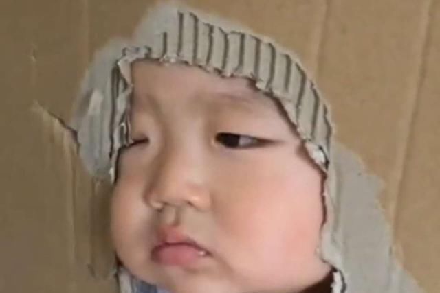 纸箱|宝宝吃饭到处乱爬,爸爸打造“囚笼”限制宝宝,妈妈看后拍手称赞