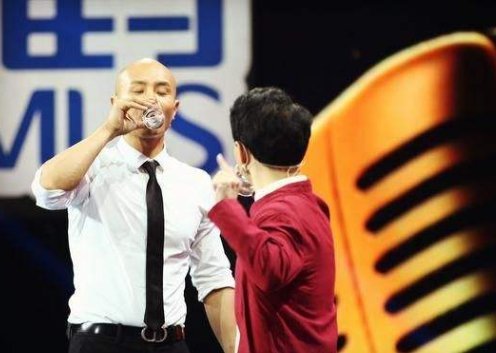 非诚勿扰|金牌主持到万人嫌,还在节目上喝酒,最后只能遁入空门了结尘缘?