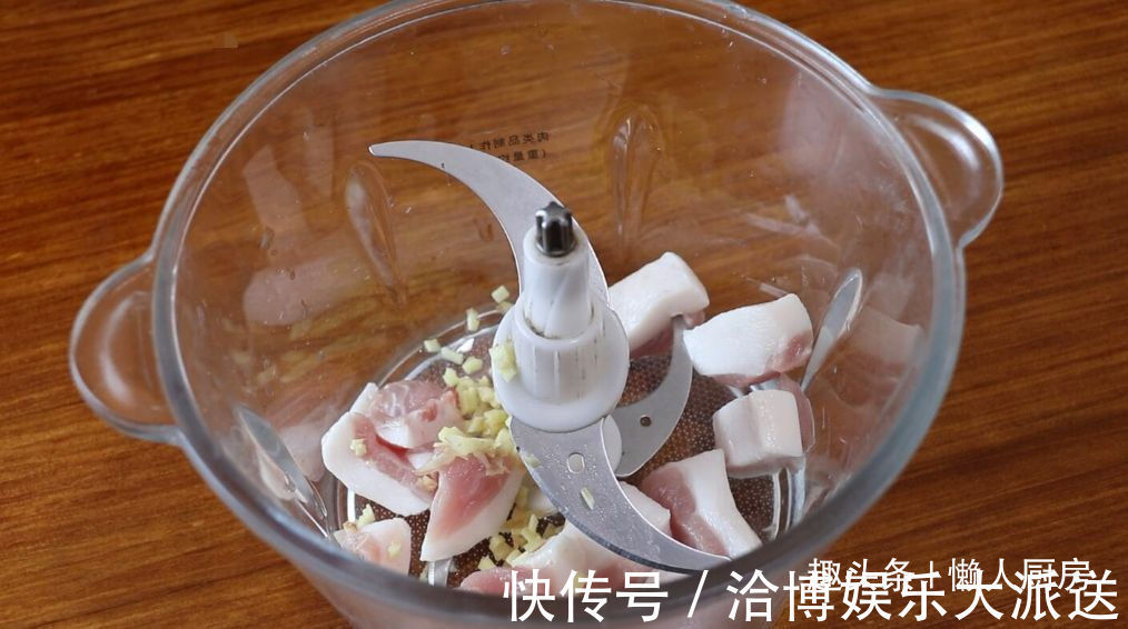 1张百叶,1块猪肉,教你做千张肉卷,配上毛豆和咸蛋黄,连汤喝光