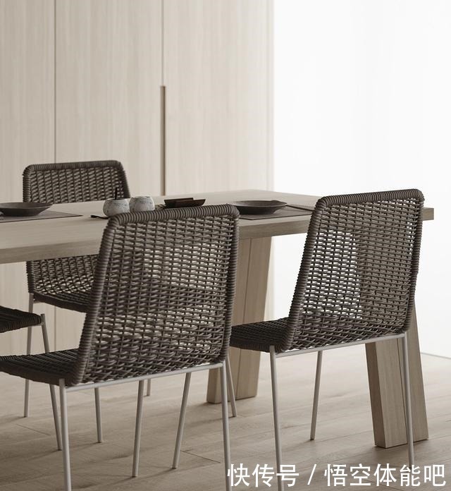 背景墙|看了他“空空荡荡”的家,叫我羡慕不已,全屋原木风,太高级了!