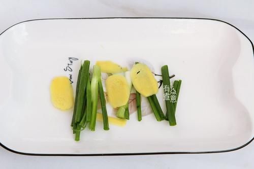 正确|清蒸鱼，放盐和生抽都不对！厨师：教你正确做法，鱼肉鲜嫩无腥味