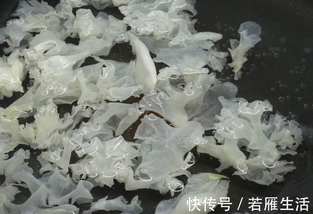 香甜可口|煮银耳汤要想出胶快,记得多做这个小动作,20分钟汤汁变浓稠