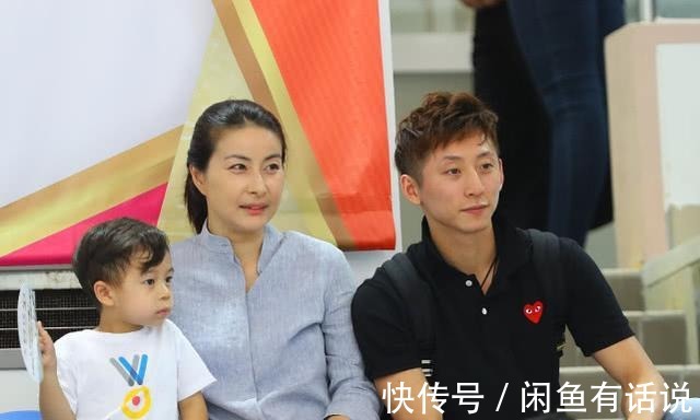 郭晶晶|郭晶晶真没阔太架子,穿“奶奶衫”出席活动,笑出月牙眼好显温柔