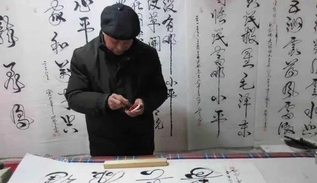 书坛$72岁老人的“一笔字”惊艳了整个书坛，自成一体，独步书坛