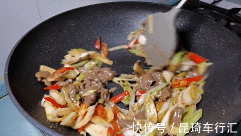 人人|一块牛肉,两根大葱,做人人爱吃的“葱爆牛肉”,牛肉嫩,葱也香