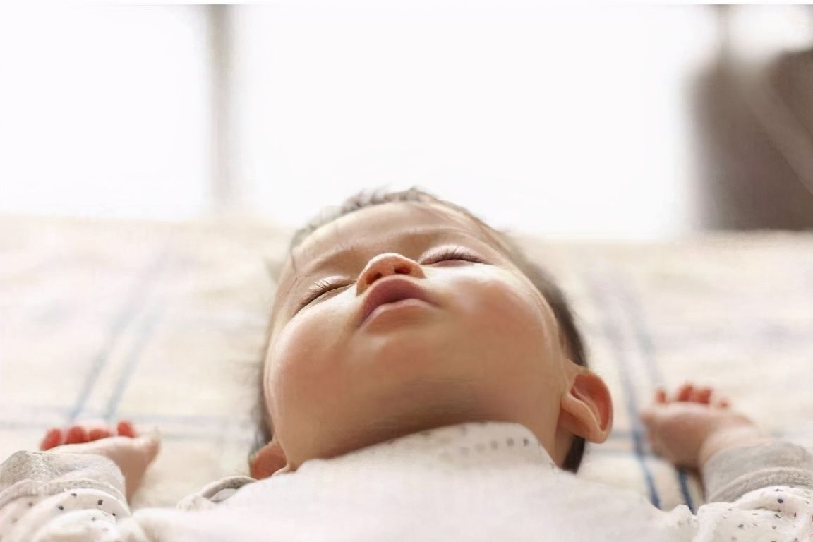 弄错|宝宝多大需要用枕头？不是三个月，关于最佳时间很多宝妈都弄错了