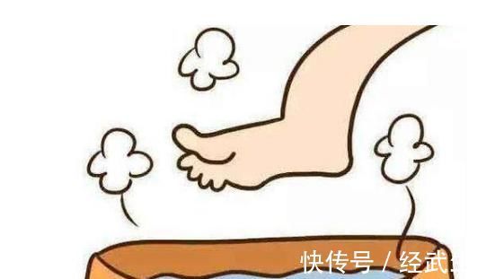 热水泡脚|睡前用艾叶水泡脚，坚持三天一次，一段时间后，三个问题悄悄改善