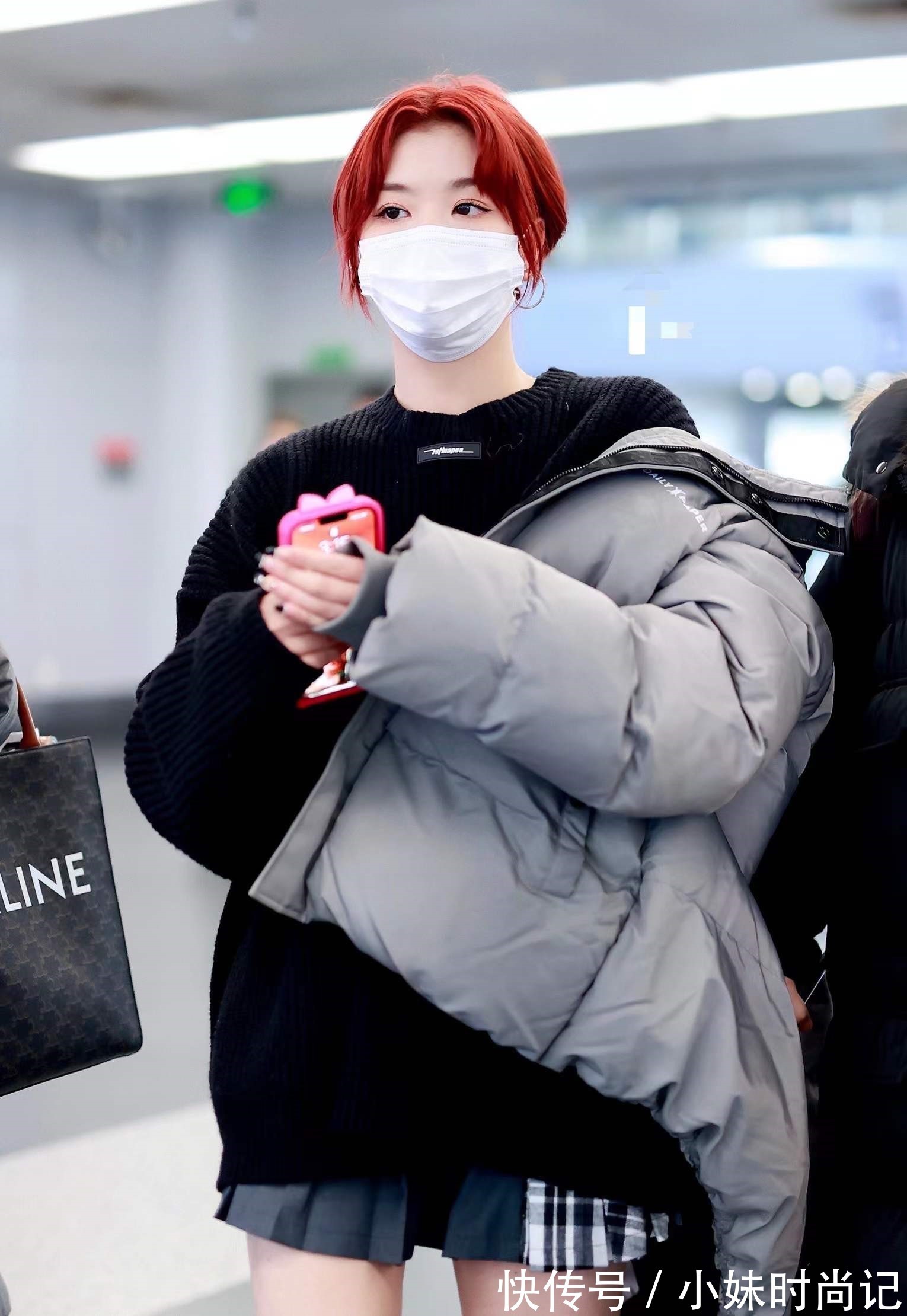 安利|孔雪儿真刚,上身棉服针织衣过冬,下身短裙露腿过夏,看着都冻人