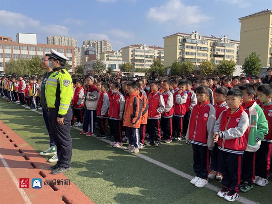 淄博高新区实验小学|淄博高新区实验小学：“一盔一带”进校园 交警叔叔有话说