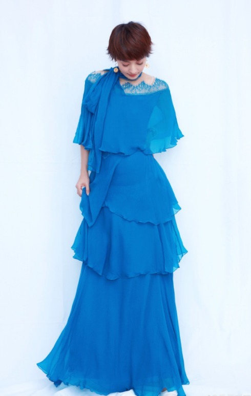 马伊琍|马伊琍才是辣妈圈顶流，穿黑色皮衣搭配紧身裤，高级时髦又个性