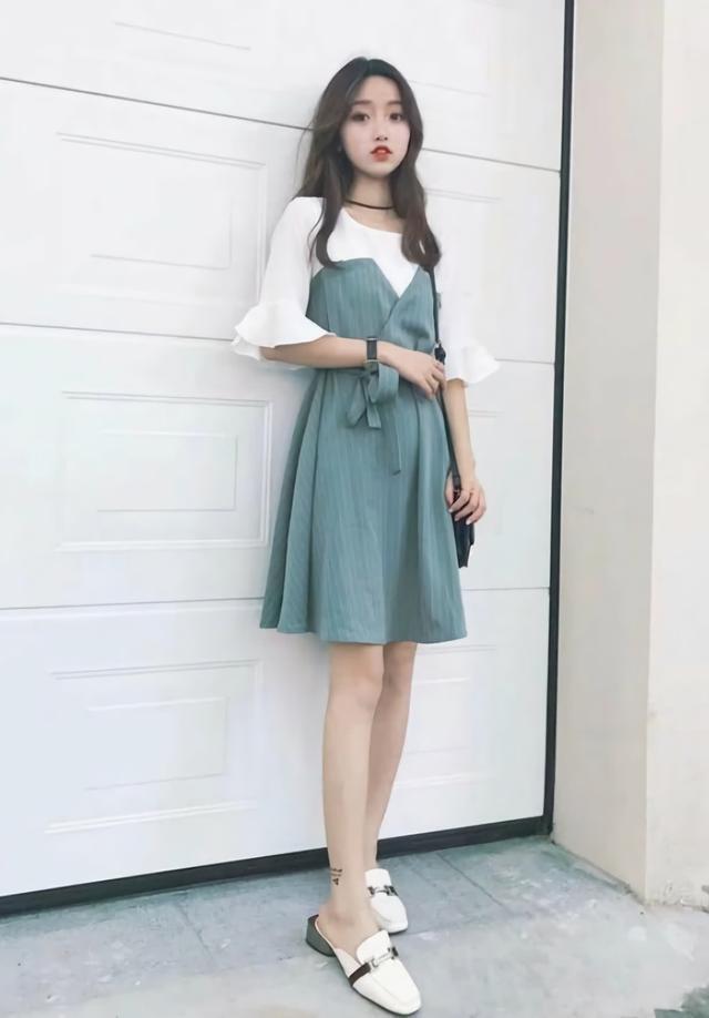 搭配|街拍小姐姐一件黑色的短款体恤搭配白色的短裤,少女感十足