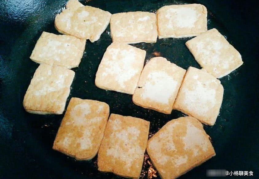 外酥|煎豆腐时，不要直接下锅，多加这一步，豆腐外酥里嫩，还很入味！