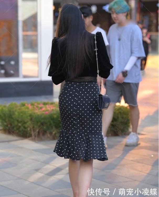 小姐姐 圆点波浪裙,搭配低领丝绒上衣,优雅美丽