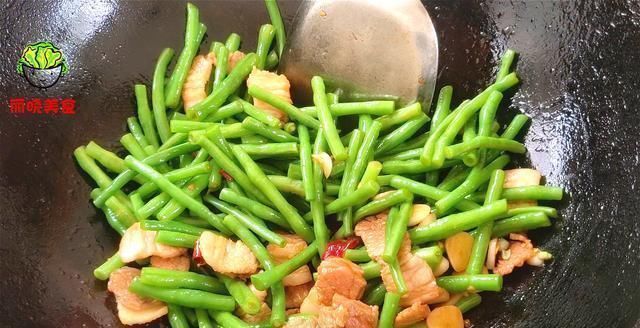 豆角有人焯水,有人直接炒,难怪不好吃,看饭店大厨师是怎么做的