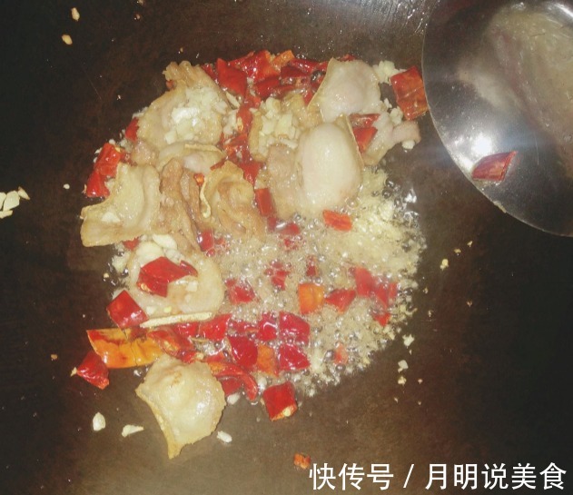 为啥饭店里的手撕包菜又香又脆学会几个技巧，在家也能做得好吃