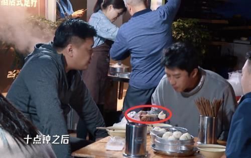 鄧超在路邊攤吃包子,看到他手中筷子的“顏色”,網(wǎng)友:活該你火