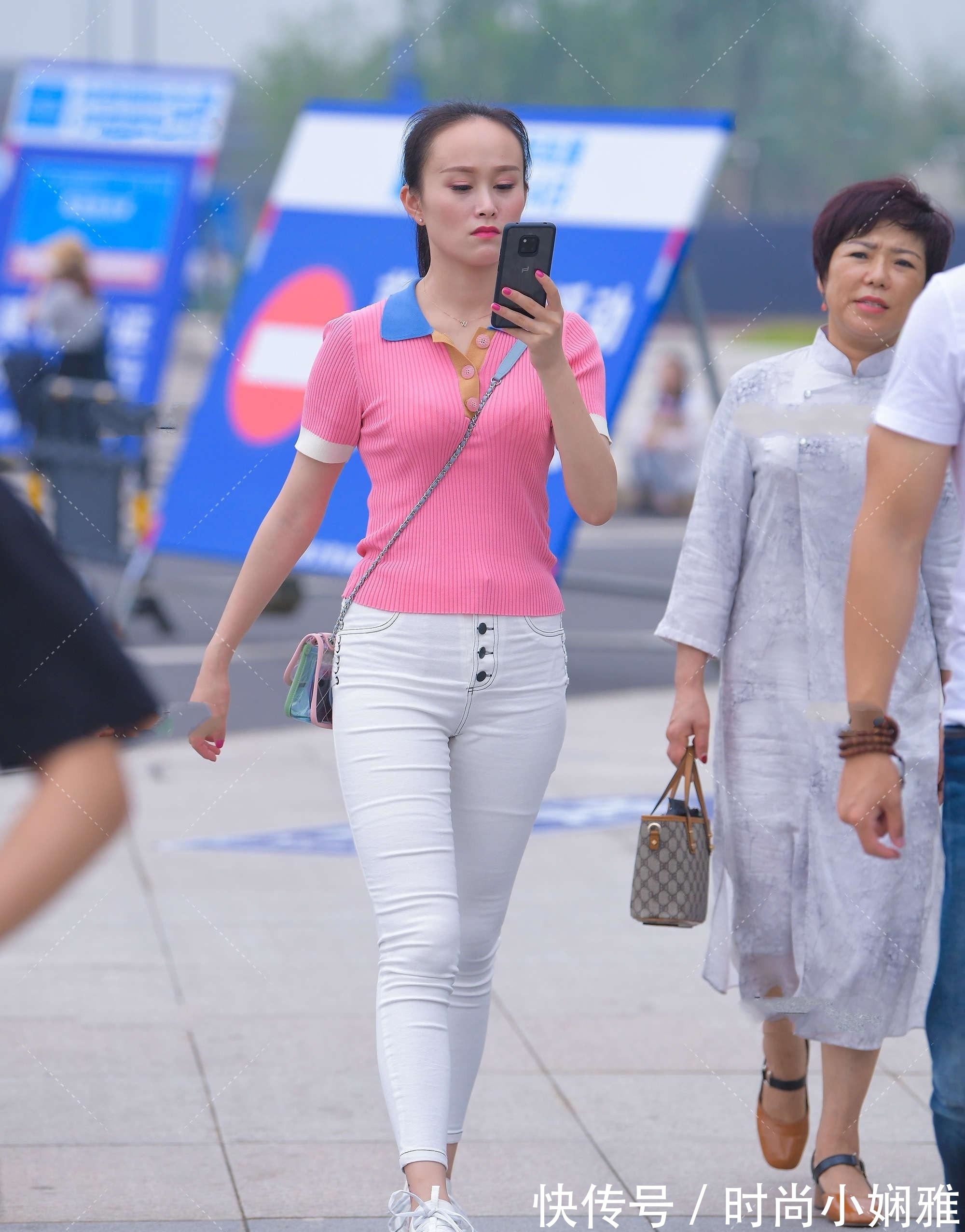 姑娘们|粉色蓝领Polo针织衫,搭配白裤,休闲通勤风