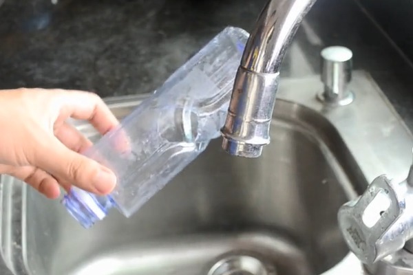 水龙头上套一个塑料瓶,作用太厉害了,一年能帮家里省不少钱!