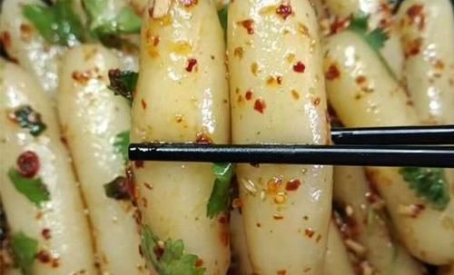  最近我家迷上了吃这个，蒸熟加一物揉成条，放冰箱随吃随取，方便