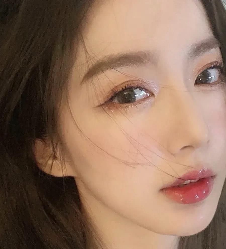 粉粉嫩嫩的桃花妆这样画，洋溢着暖春的气息，温柔又带点小妩媚