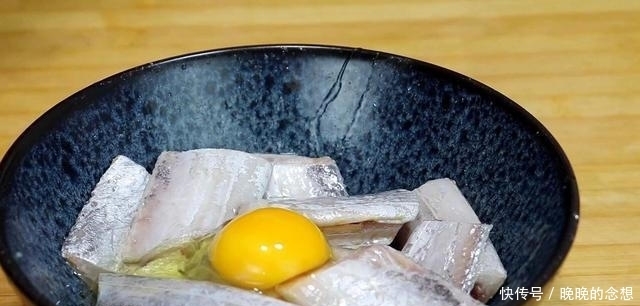 今日推荐:带鱼百吃不厌做法,加1个鸡蛋,好吃无腥味