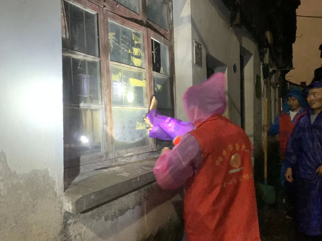 台风|风里雨里，桐乡这抹“志愿红”一直温暖你！