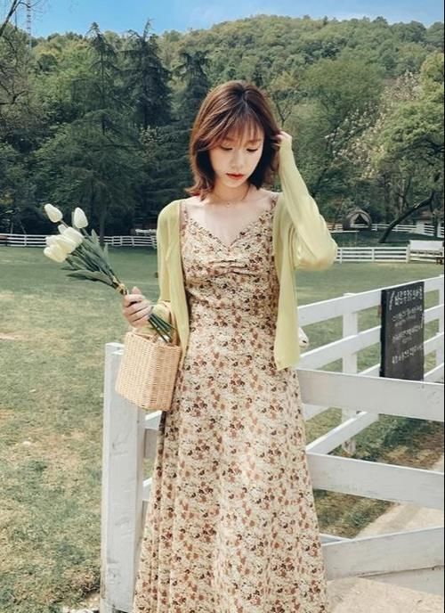 穿连衣裙尽量别配打底裤，太土!今年流行这样穿