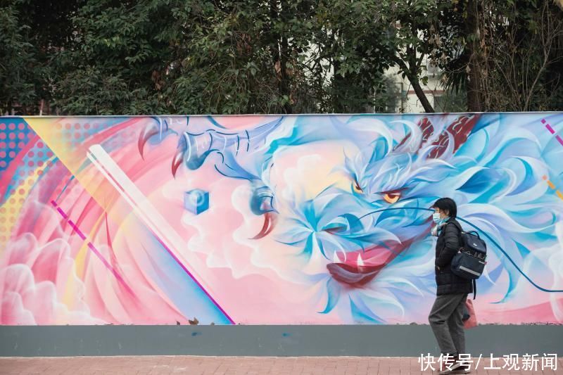 包围|30余幅彩绘绵延600多米,上海徐汇一老小区被涂鸦“包围”……