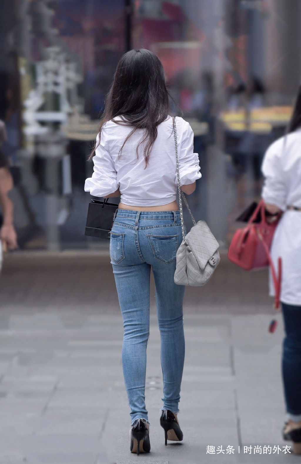 牛仔裤 白衬衣这样穿,清新个性又减龄,搭配牛仔裤让造型更显休闲靓丽