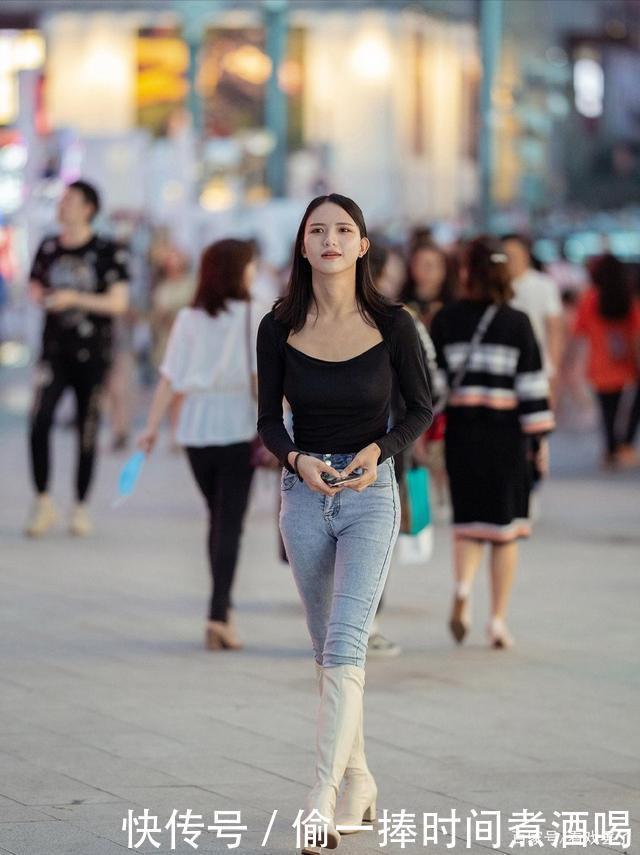 冬天就这样穿,牛仔裤搭配高筒靴,整个人气质都不一样了