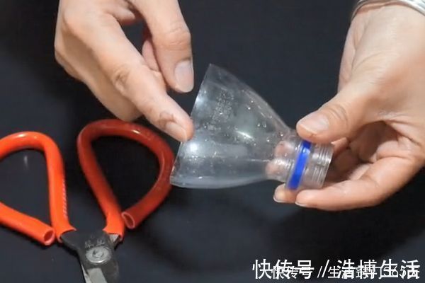衣杆|把塑料瓶粘在扫把上，放在阳台省钱又实用，全家人都要抢着用！