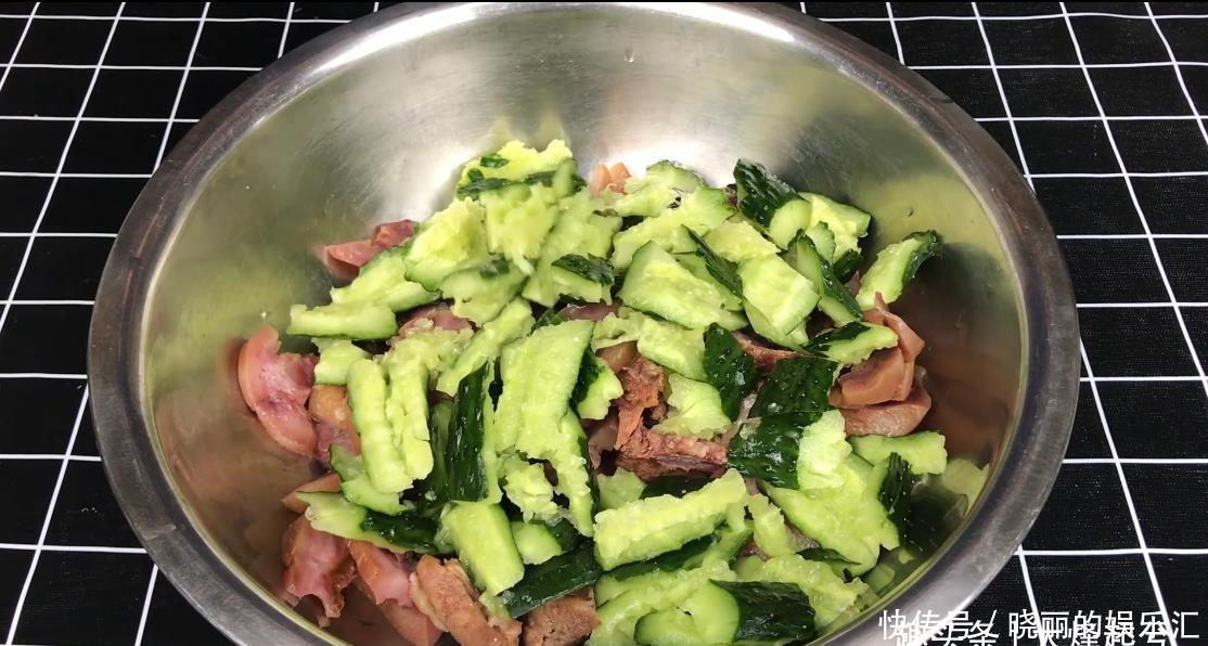 东北经典下酒凉拌菜,猪头肉拍黄瓜,肥而不腻清脆爽口